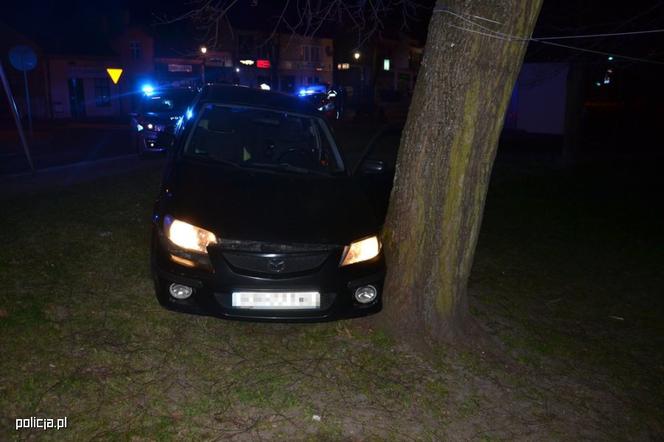 Wjechał w radiowóz i zaczął uciekać! Kierowca Mazdy był pijany i miał objawy koronawirusa