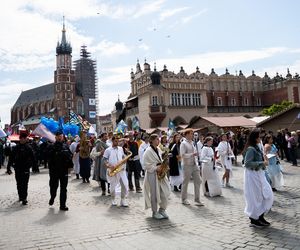 Korowód studentów podczas juwenaliów 2025 w Krakowie