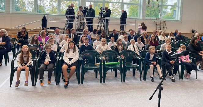 Pierwsza Dama uczciła z uczniami 100 lat od nadania imienia Stefana Batorego Szkole Podstawowej w Liwie