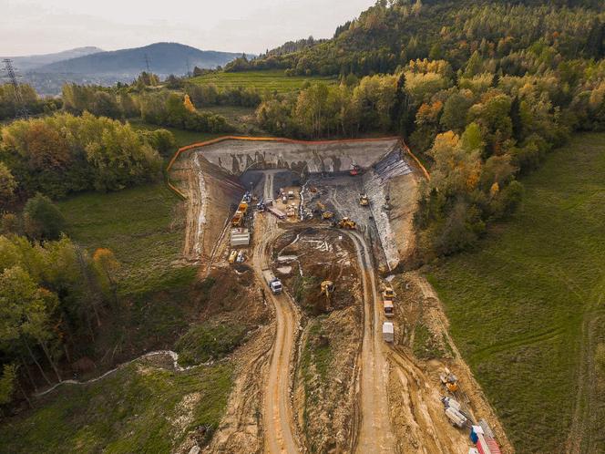 Tak wygląda budowa tunelu na S1 w Beskidach. Wykują go bez użycia maszyn [ZDJĘCIA]