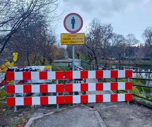 Zamkniętą od roku kładkę w Parku Skaryszewskim naprawi deweloper? Trwa omawianie szczegółów