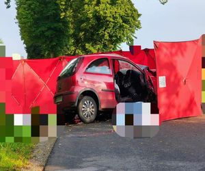 Tragedia w Storkowie: Opel Corsa roztrzaskał się na drzewie. Dwie osoby nie żyją