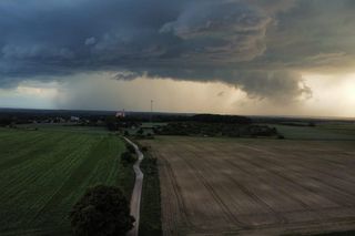 Groźne burze suną przez Dolny Śląsk. Gradobicie w okolicy Bolesławca i Legnicy 