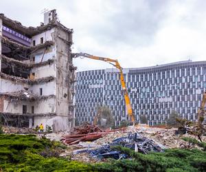 Trwa rozbiórka Curtis Plaza - zdjęcia. To objaw szerszego zjawiska. Warto wiedzieć, jakiego