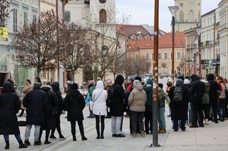 Tłusty Czwartek 2024 w Lublinie. Kolejki po pączki na Krakowskim Przedmieściu