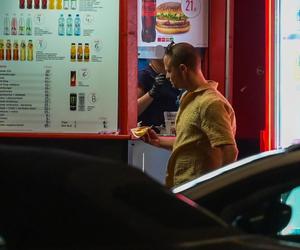 Hakiel bawi się, a nie pije