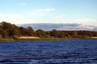 To największe jezioro na Pomorzu. Jest trzecie pod względem wielkości w Polsce 