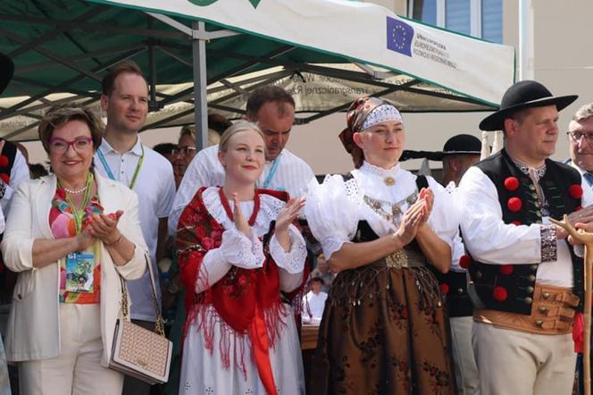 Wielobarwny korowód przemaszerował przez centrum Wisły. Trwa 61. Tydzień Kultury Beskidzkiej 