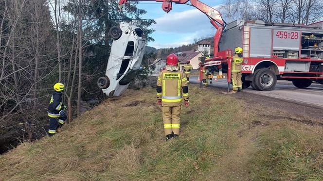 Lubomierz. Osobówka DACHOWAŁA w potoku! Wyciągał ją żuraw hydrauliczny