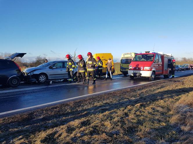 Karambol na DK 25 w Mąkowarsku! Trzy osoby zostały ranne! [ZDJĘCIA]