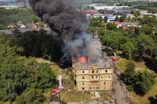 Dach pałacu cały w płomieniach 