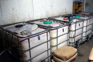 Rozlewnia bimbru rozbita. Tyciące litrów alkoholu przejęła Podlaska KAS