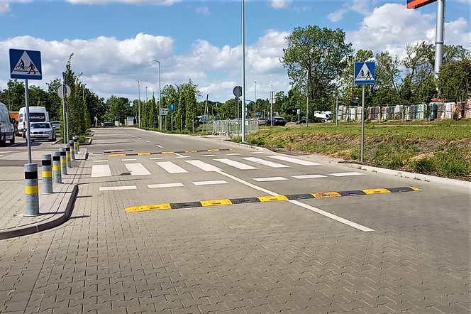 Do sklepu przez trawnik i po pasach prosto... w skarpę! "Wyboista" droga do sklepu IKEA w Szczecinie