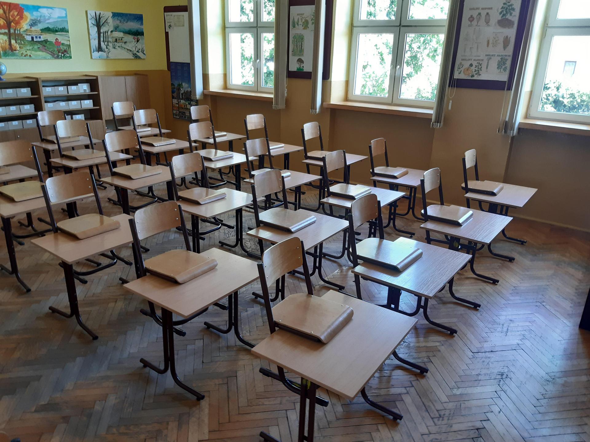 Since September, shooting lessons have become mandatory in secondary schools. Already in the last grade of primary school, children learn the rules of folding weapons