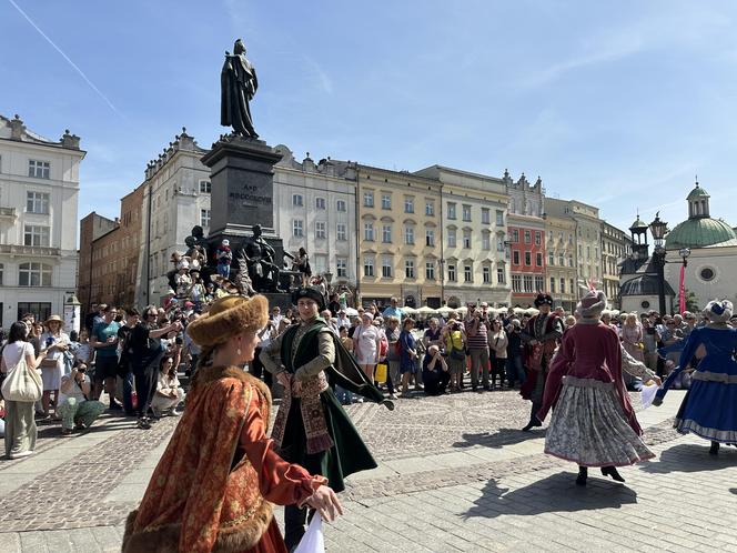 "Polonez wiosenny" na Rynku Głównym w Krakowie