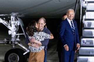 Największa wymiana więźniów między Rosją a Zachodem od zakończenia zimnej wojny. Na lotnisku witał ich prezydent USA Joe Biden