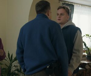 	Barwy szczęścia odc. 3185. Majak (Łukasz Borkowski), Szymańska (Agata Pruchniewska), młody Leszek Szymański (Maciej Czerklański)