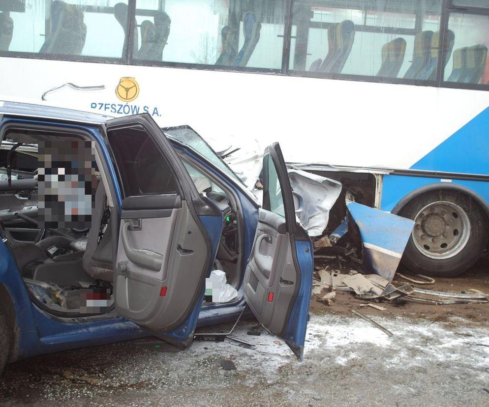 Koszmarne zderzenie autobusu z autem. 6 osób rannych, na miejscu helikopter LPR