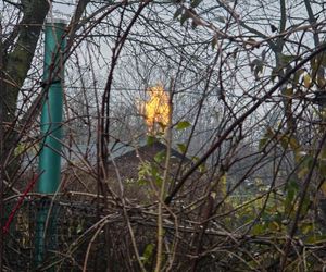 Słup ognia nad Krakowem. Potężny pożar gazu na popularnym osiedlu [ZDJĘCIA]