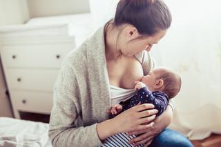 Czy można przekarmić niemowlę na piersi? Dlaczego noworodek ciągle wisi na piersi?