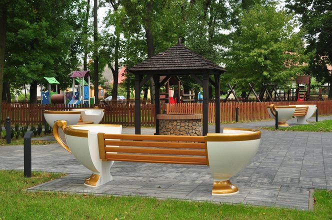 Ławki w kształcie filiżanek w okolicy rynku