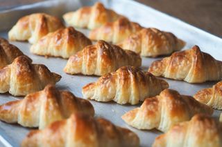  Kroję ciasto francuskie i nadziewam tymi składnikami. W 15 minut robię pyszne domowe rogaliki 