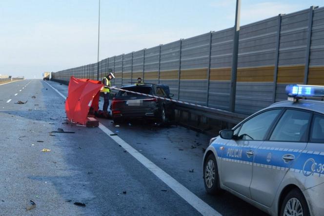 40-latek zginął na A1 wbijając się luksusowym Audi pod naczepę