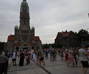 Ruda Śląska tańczy jak dawniej. Międzypokoleniowa potańcówka na rynku porwała tłumy