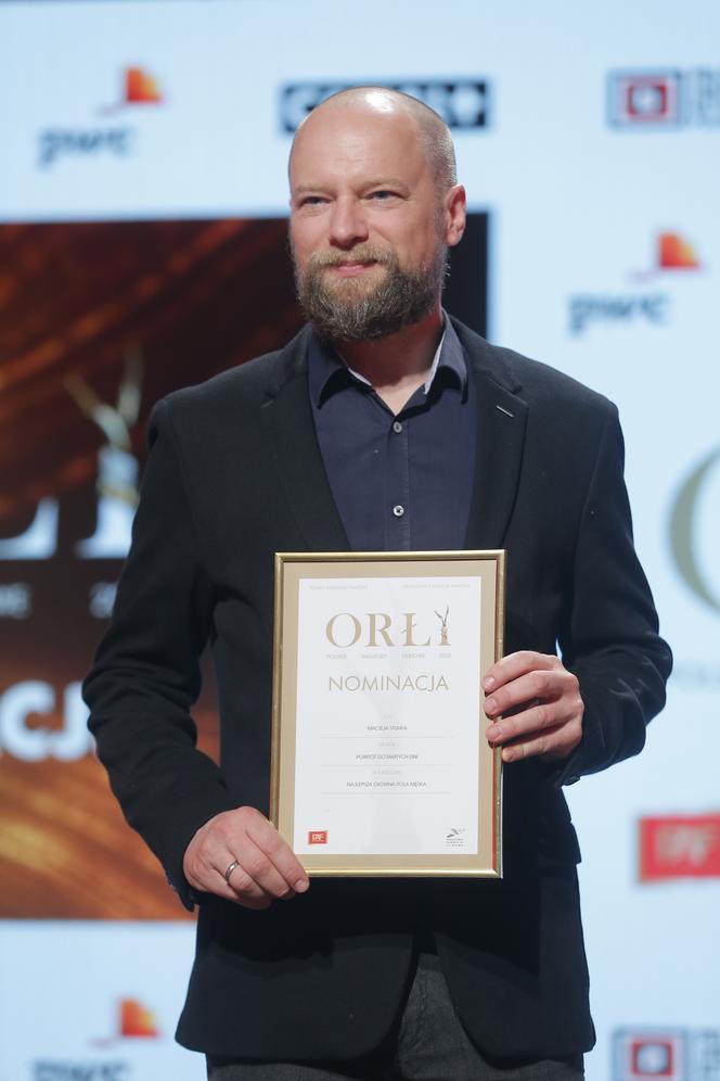 Maciej Stuhr pojawił się na spotkaniu z nominowanymi do Orłów 2022 o kulach