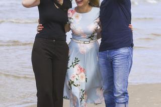 Katarzyna  Bonda z rodziną nad morzem