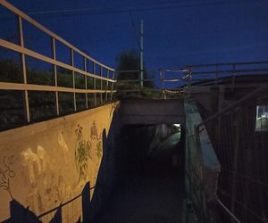 Nieoświetlony tunel pod torami wzdłuż ul. Kolejowej 