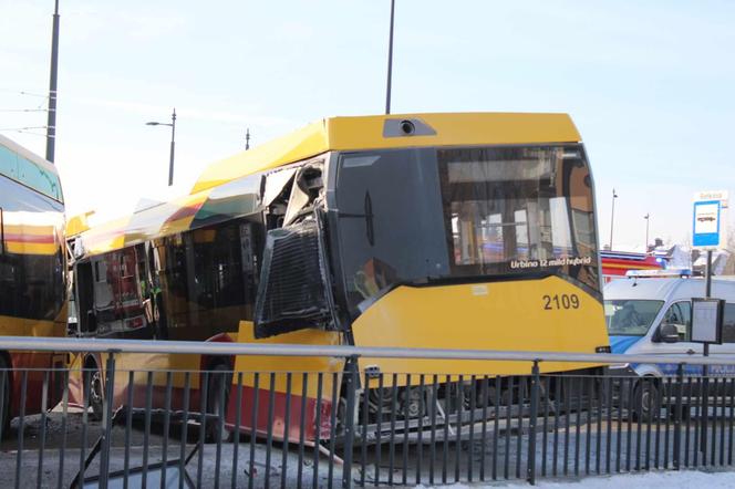 Zderzenie dwóch autobusów na Retkini. Dwie osoby zostały ranne [ZDJĘCIA]