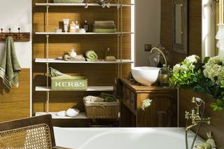 Zielone tekstylia w drewnianej łazience
