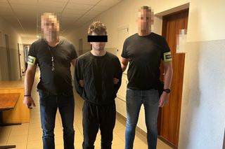  Najpierw przyjął pod swój dach 19-lataka, a później go zaatkował