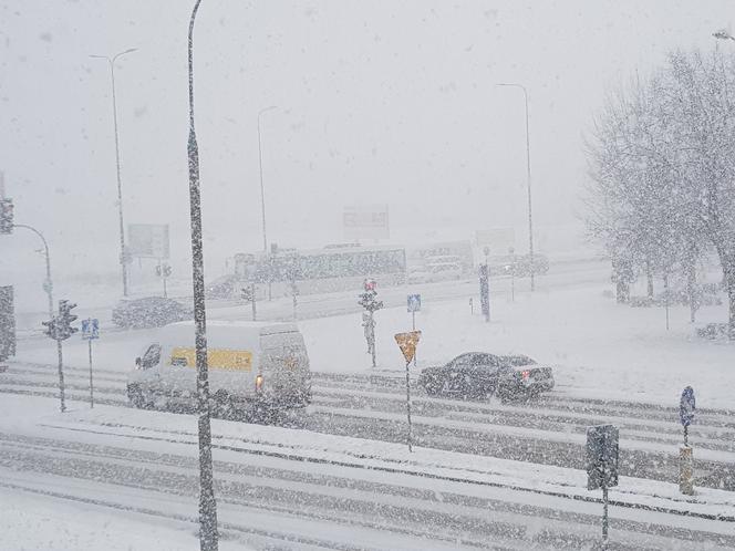 Atak zimy na Warmii i Mazurach. Intensywne opady śniegu utrudniają jazdę [ZDJĘCIA]