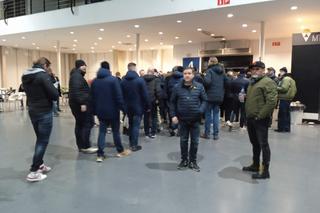 Kibice Djurgårdens IF oczekujący na mecz z Lechem Poznań na MTP