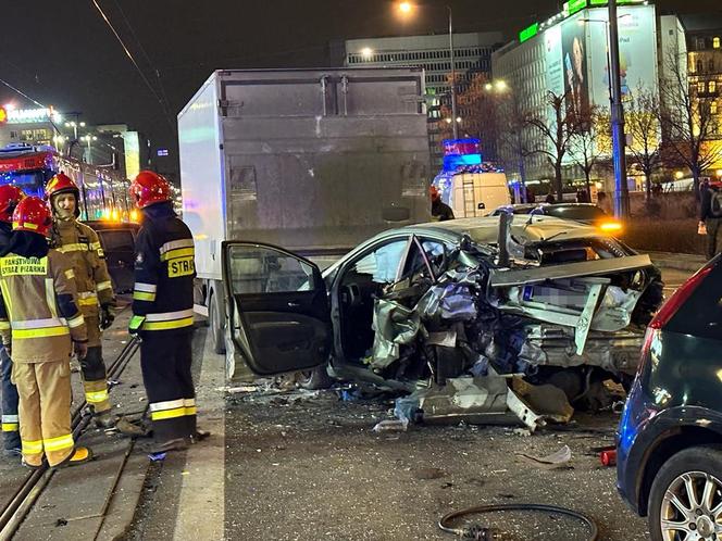 Totalny paraliż centrum Warszawy. 6 samochodów rozbitych, wraki blokują torowisko