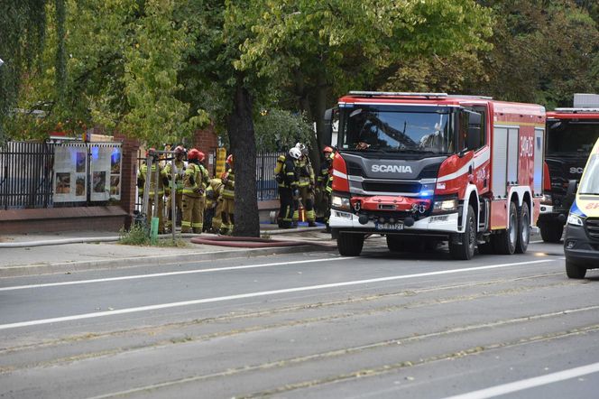 Pożar dachu budowanego budynku straży pożarnej. Zdjęcia z miejsca zdarzenia
