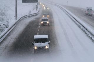 Trudne warunki na drogach. IMGW ostrzega przed marznącymi opadami i śnieżycami
