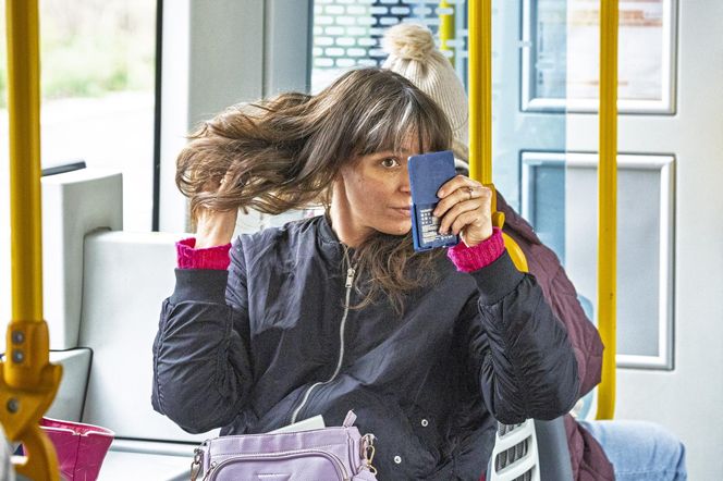 Jachira maluje się w tramwaju