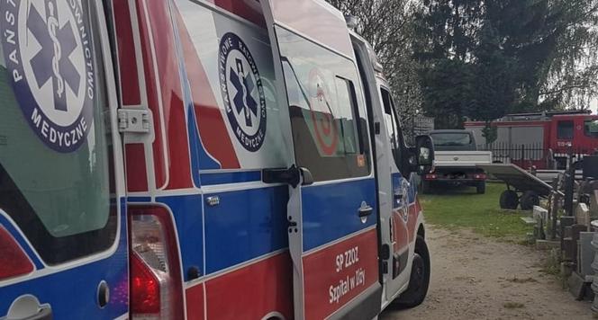 Przeciął sobie nogę piłą mechaniczną! Rozłączył się nagle, wzywając pomoc. Tryskało krwią po całym podwórku