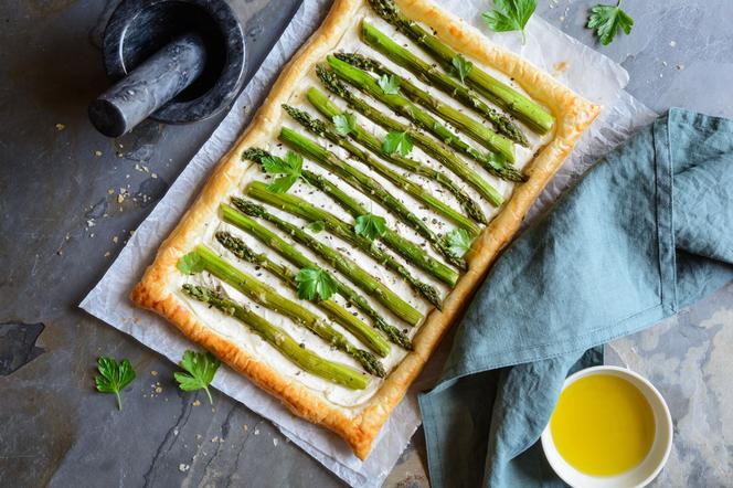 Tarta ze szparagami i pesto z czosnku niedźwiedziego