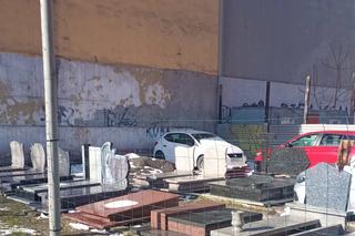 Wystawa nagrobków straszy w centrum Szczecina