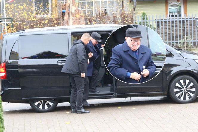 Lech Wałęsa wysiada z potężnej bryki 