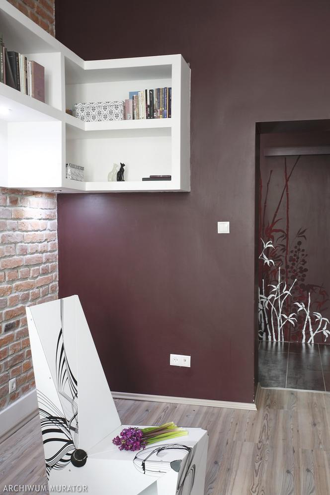 Fioletowa ściana w salonie