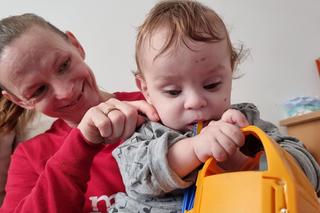 Roczny Antoś po przeszczepie rogówki pierwszy raz zobaczył mamę