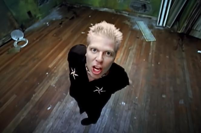 Dlaczego The Offspring pozwalają się fotografować tylko od kolan w górę? Grupa wyjaśniła 