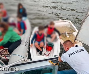 Dramat na jeziorze Sławskim: Gwałtowny wiatr przewrócił żaglówki z dziećmi!