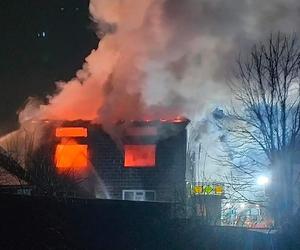 Tragiczny pożar domu pod Olkuszem. Ogień zajął piętro i poddasze domu
