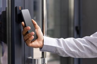 Kontrola dostępu. Jak skutecznie zabezpieczyć wejście do budynku? 